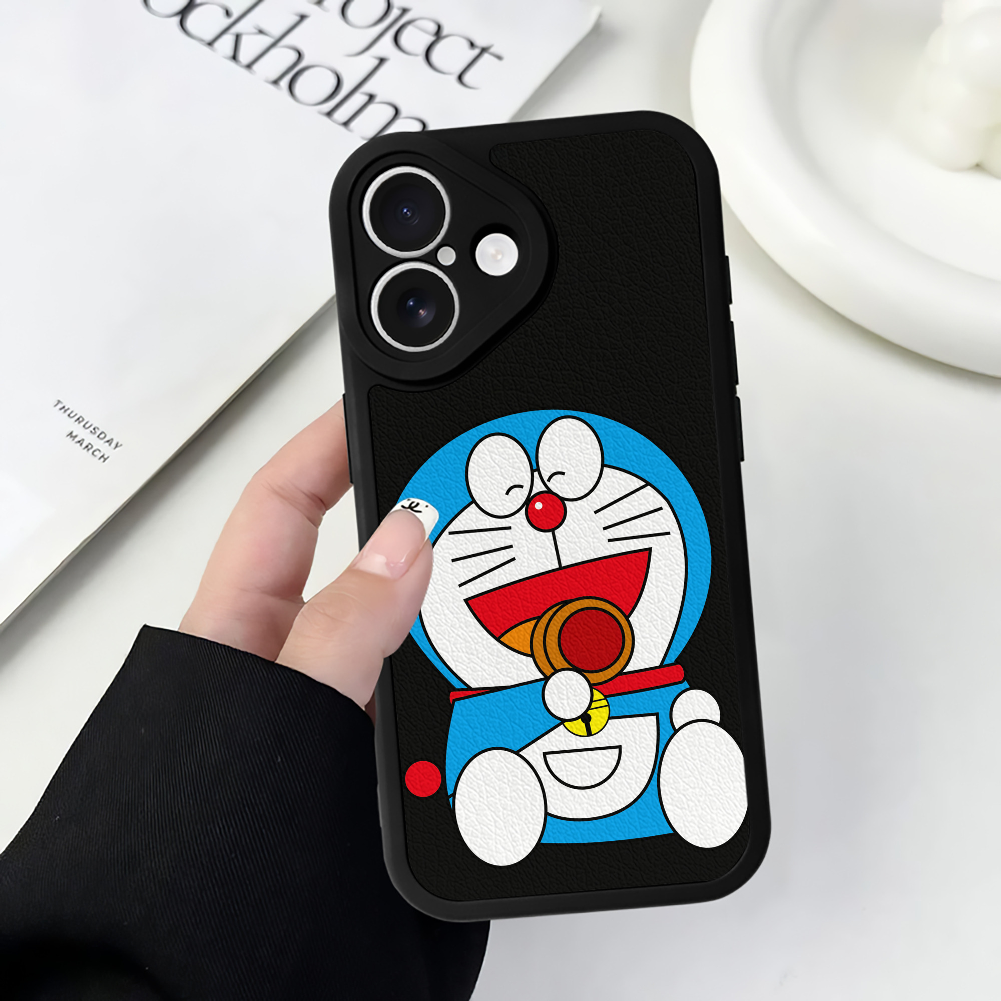 （画像用） ドラえもん Doraemon 【iPhone 16シリーズ対応】シリコンスマホケース（レザー調） 材質：シリコン